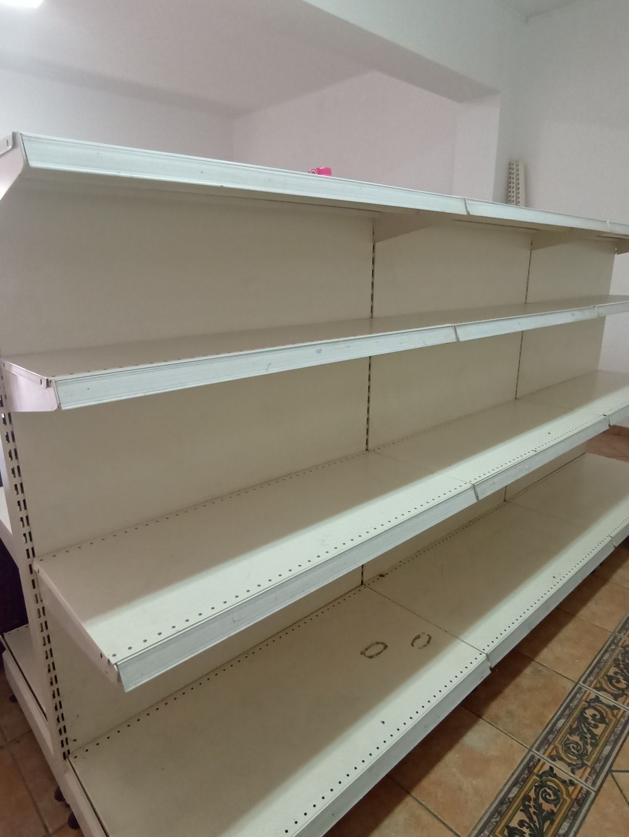 Vendo Estantes metálicas para comércio