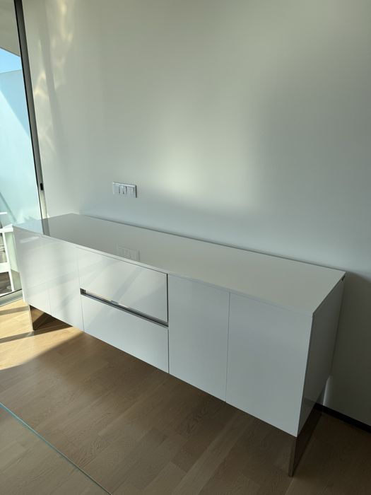 Móvel Aparador Branco Interdesign 3 gavetas 4 portas com pés em inox