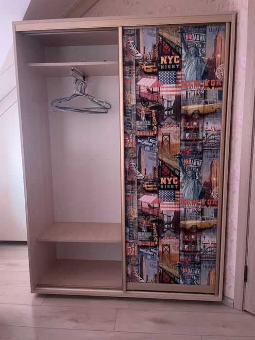 Шафа купе з крутим принтом