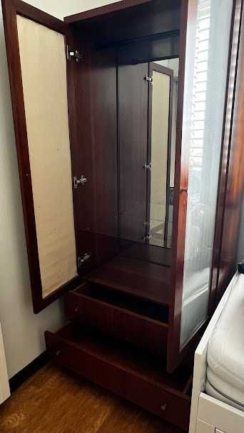 Vitrine ou roupeiro