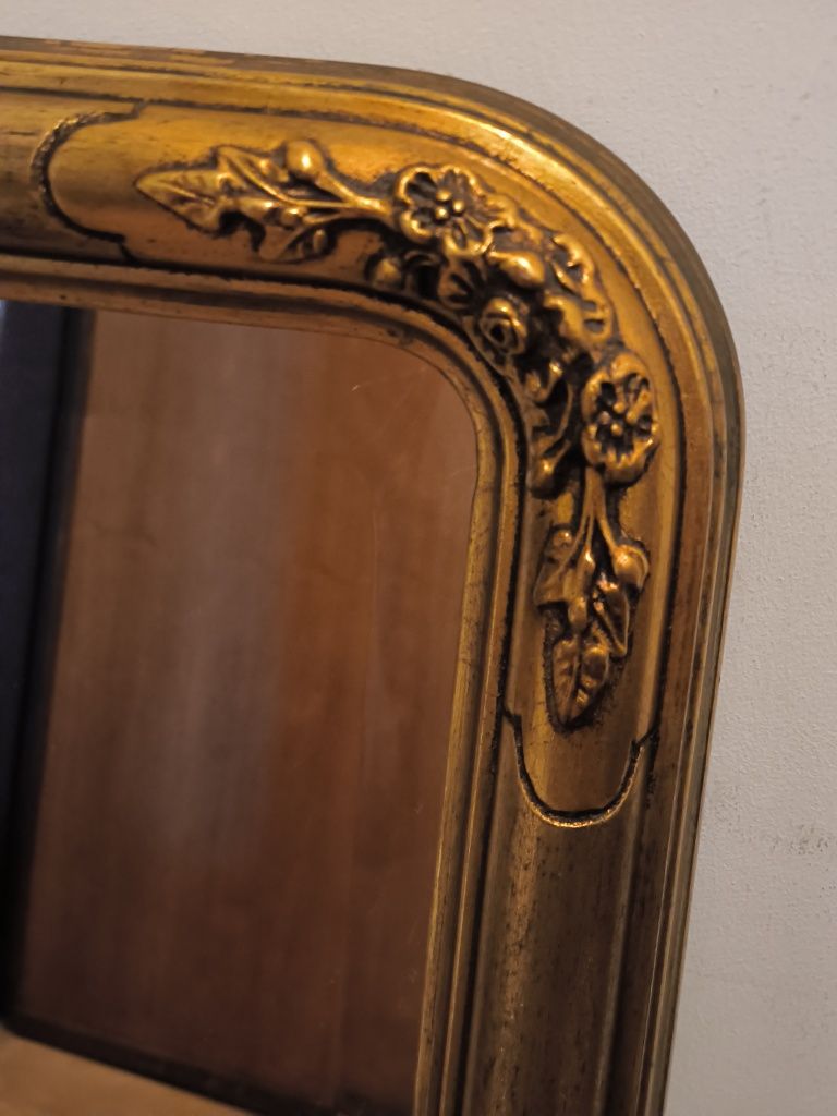 Espelho vintage com moldura em perfeito estado