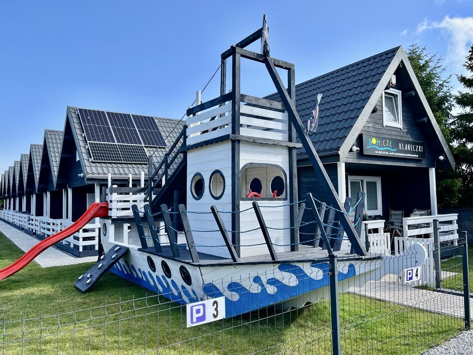 domek, domki nad morzem Wicie obok Darłowo, plac zabaw, morze