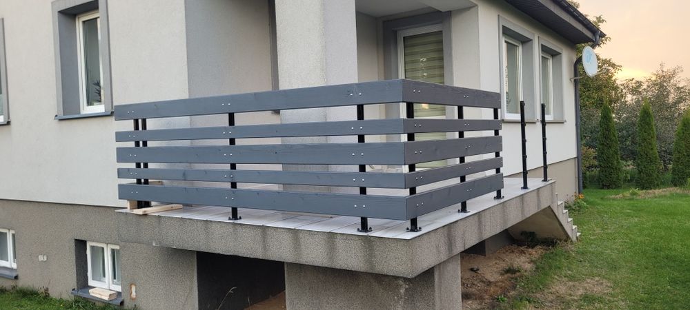 Balustrada tarasowa z drewna z metalowymi słupkami 1mb