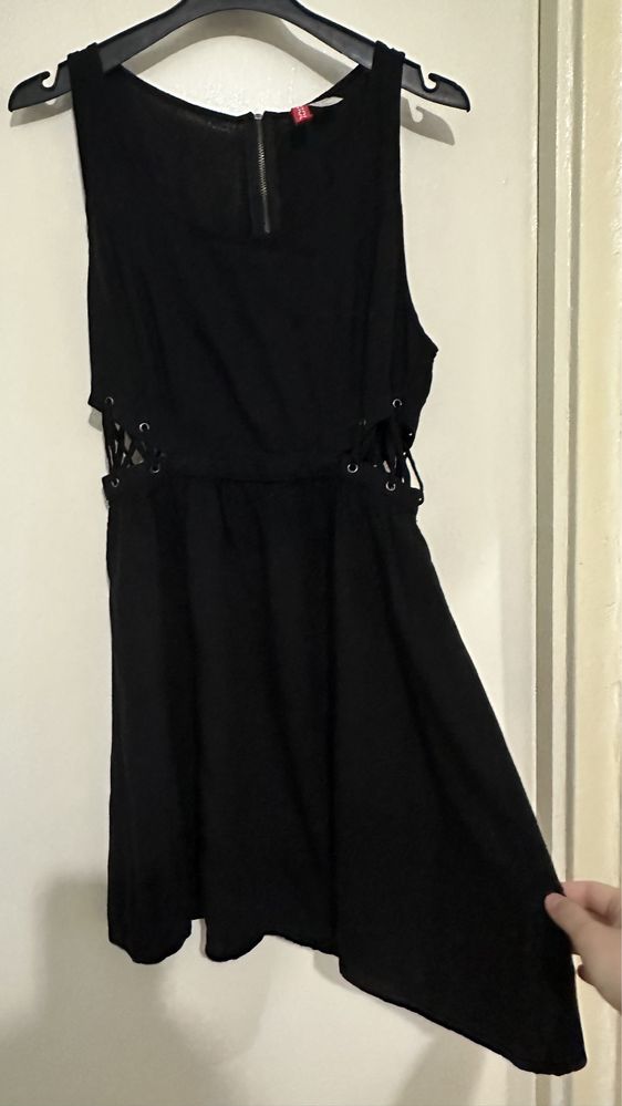 Платье черное со шнуровкой легкое h&m
