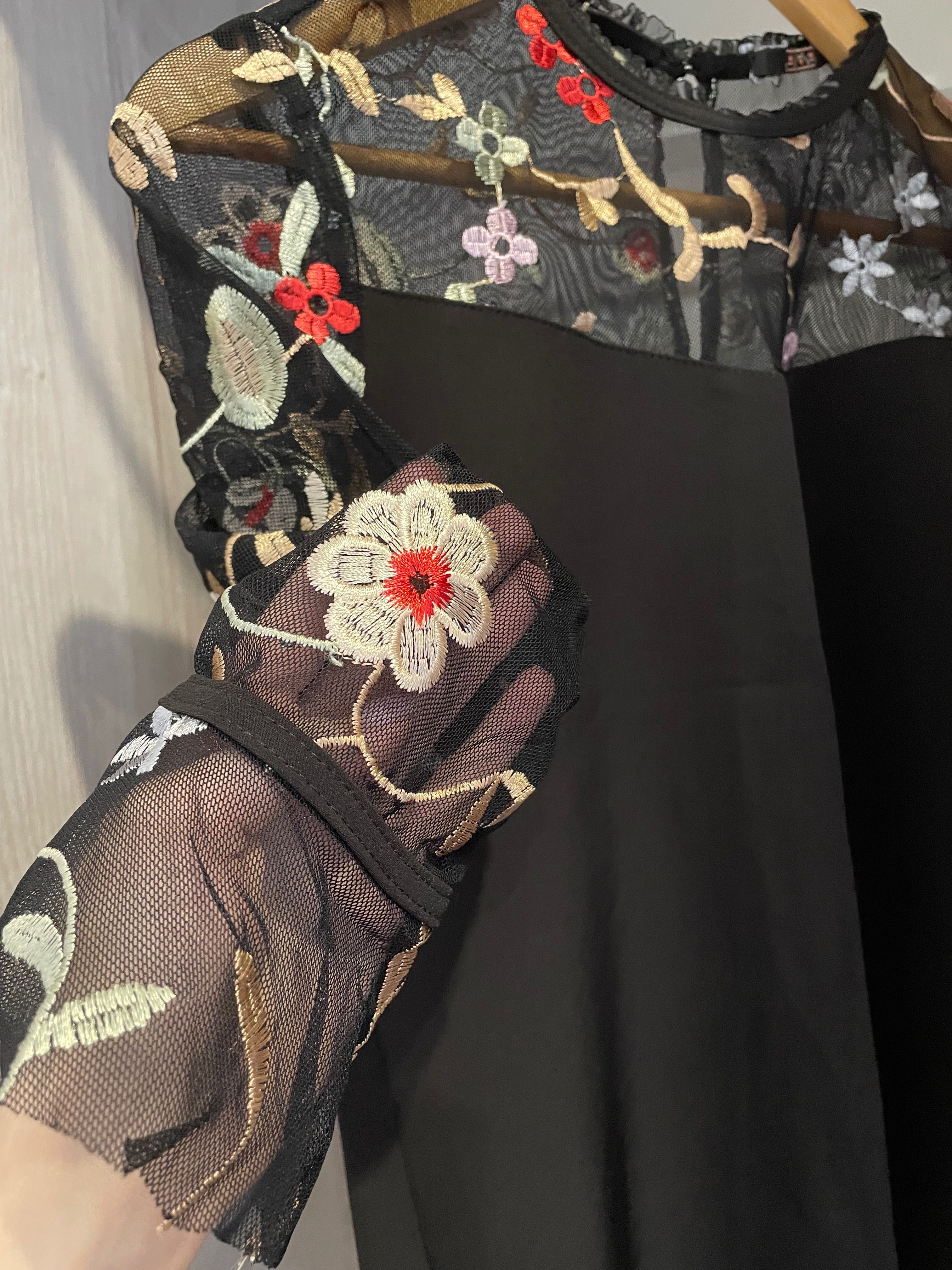Ошатна жіноча сукня з сіткою та квітковою вишивкою