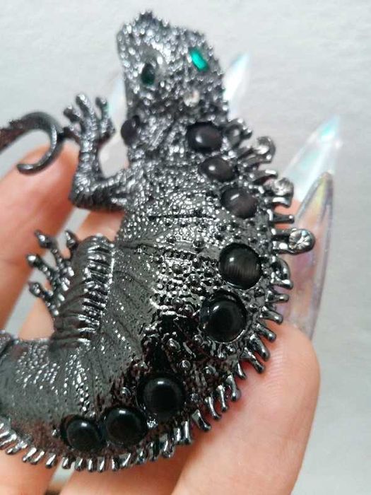 Pregadeira / broche/ alfinete - Iguana em prateado cor gunblack