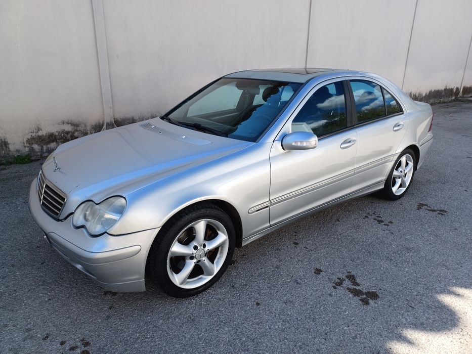 Mercedes Benz C270 W203 de 2001.