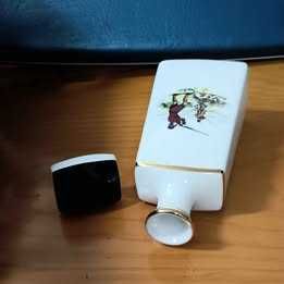 Garrafa com motivos de caça da Sociedade de Porcelanas de Coimbra *