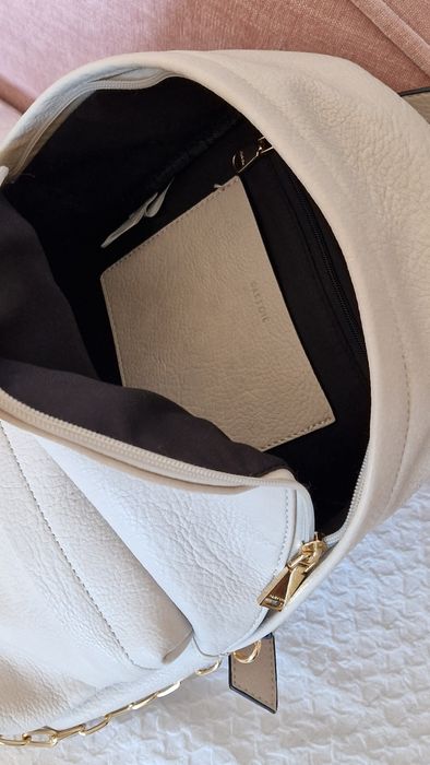 Mochila bege e dourada
