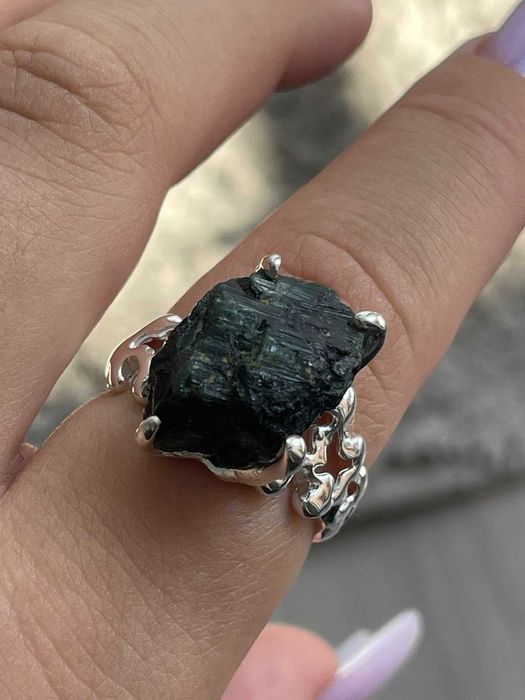 Кольцо с черным турмалином , серебро 925 пробы, размер 18.5