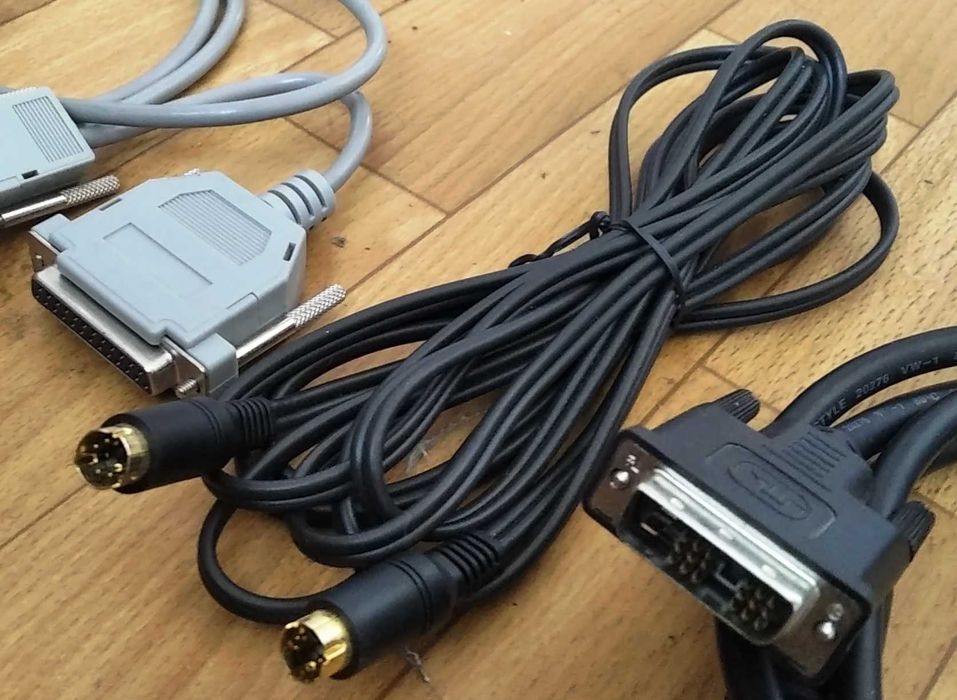 Кабелі  LPT мама - COM мама - COM папа ( RS-232 ) , PS2-PS2 , DVI-DVI.