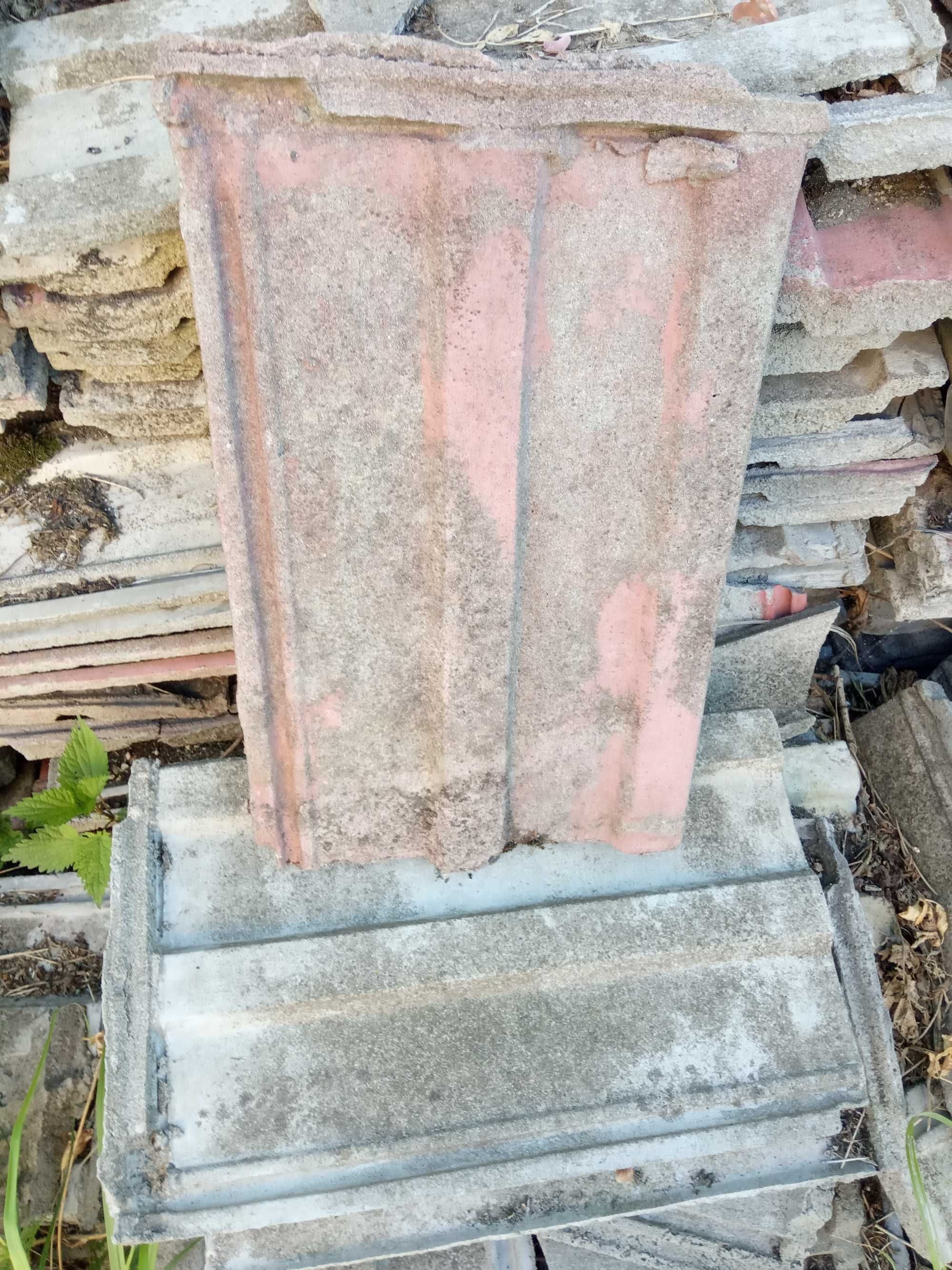 Stara dachówka cementowa