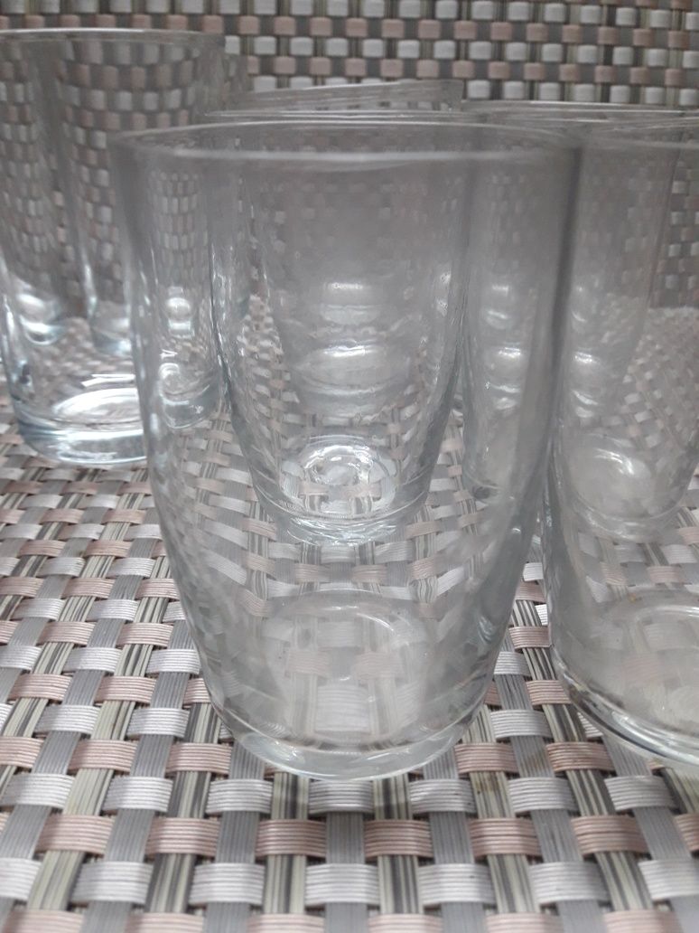Zestaw mniejszy i większych szklanek 13 sztuk