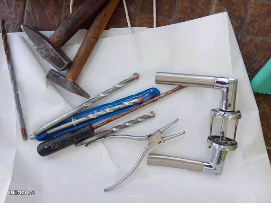 Łom, brecha, wkrętak, obcegi