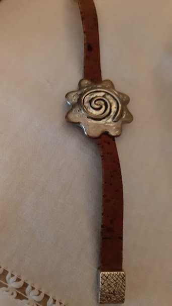 Pulseira em cortiça com flor prateada
