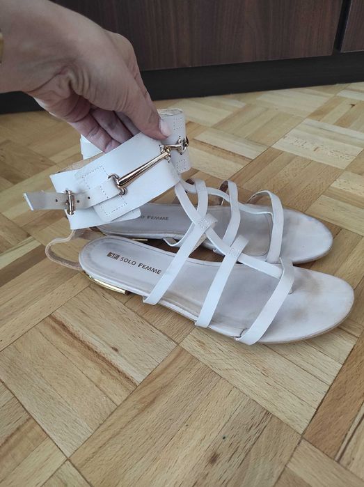 Białe sandały solo femme