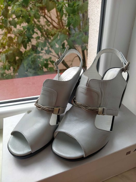 Босоніжки на каблуку