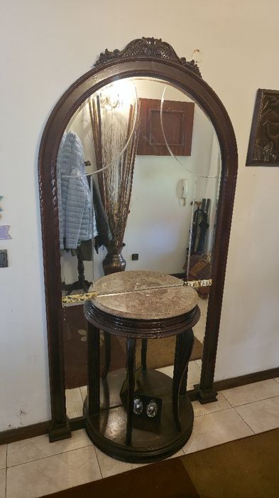 Conjunto de Hall Clássico: Espelho de Chão em Arco + Mesa de Apoio