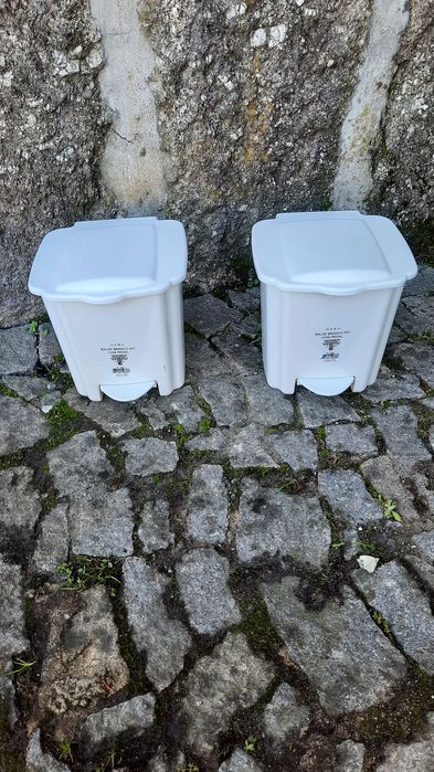 2 baldes higiénicos. Em Excelente estado.