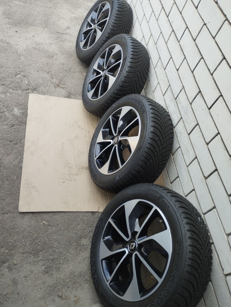 R16 4 100 диски Renault в сборе с зимними шинами.
