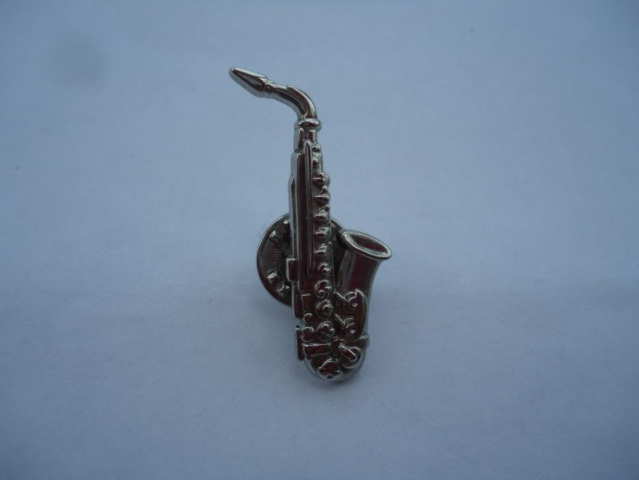Знак значек саксофон Arthus Bertrand Paris, тяжелый металл