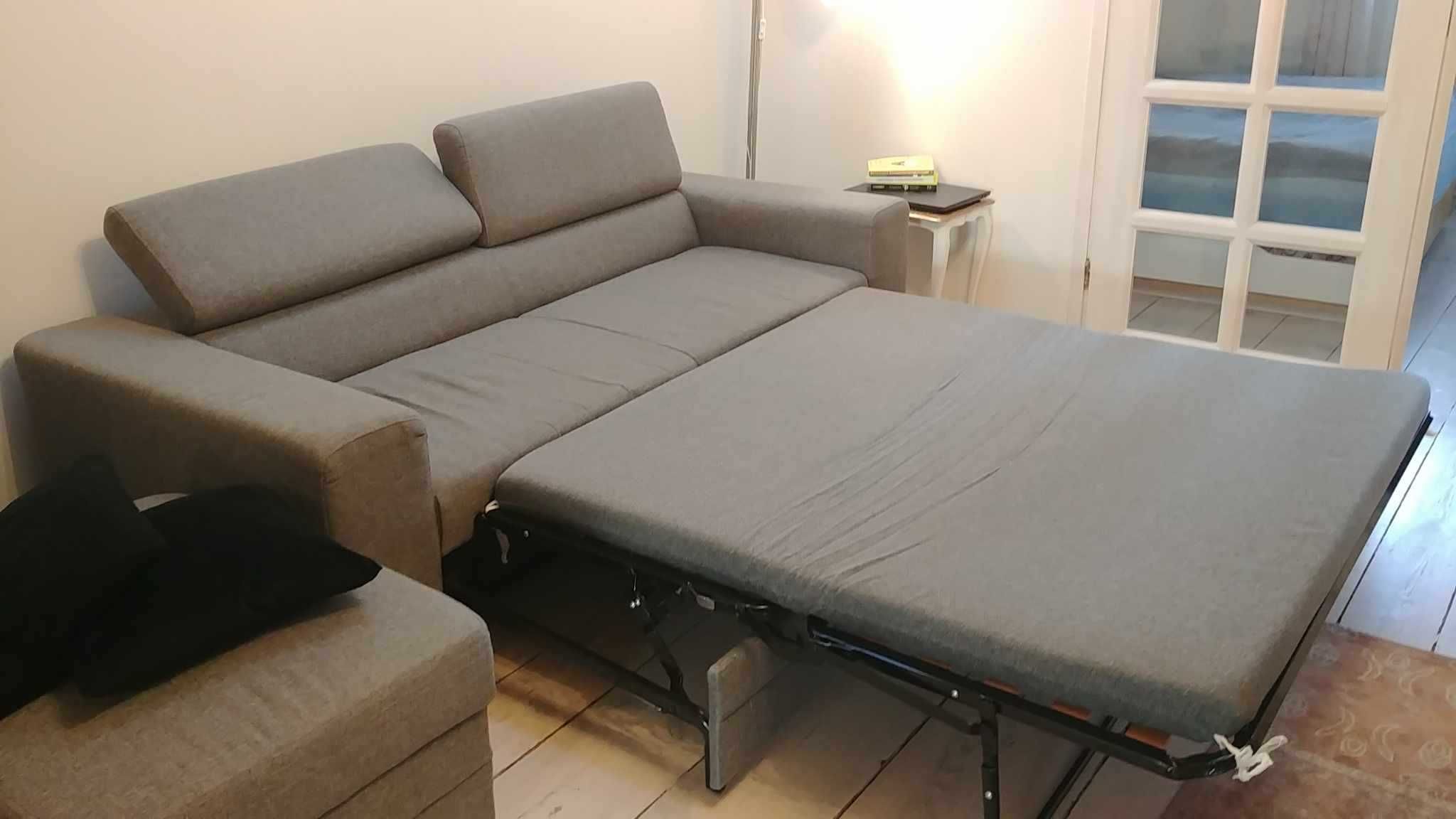 Rozkładana sofa z podnóżkiem i regulowanymi zagłówkami