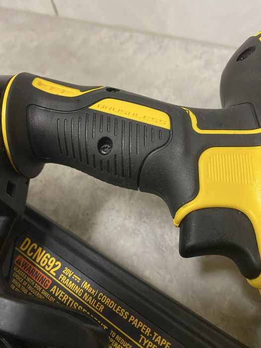 DeWALT DCN692 20Vmax каркасний нейлер 30кут 50-90мм Мексика