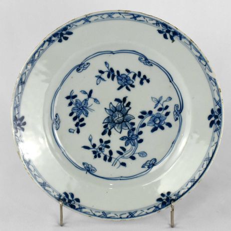 Prato porcelana da China, decoração floral, Qianlong séc. XVIII