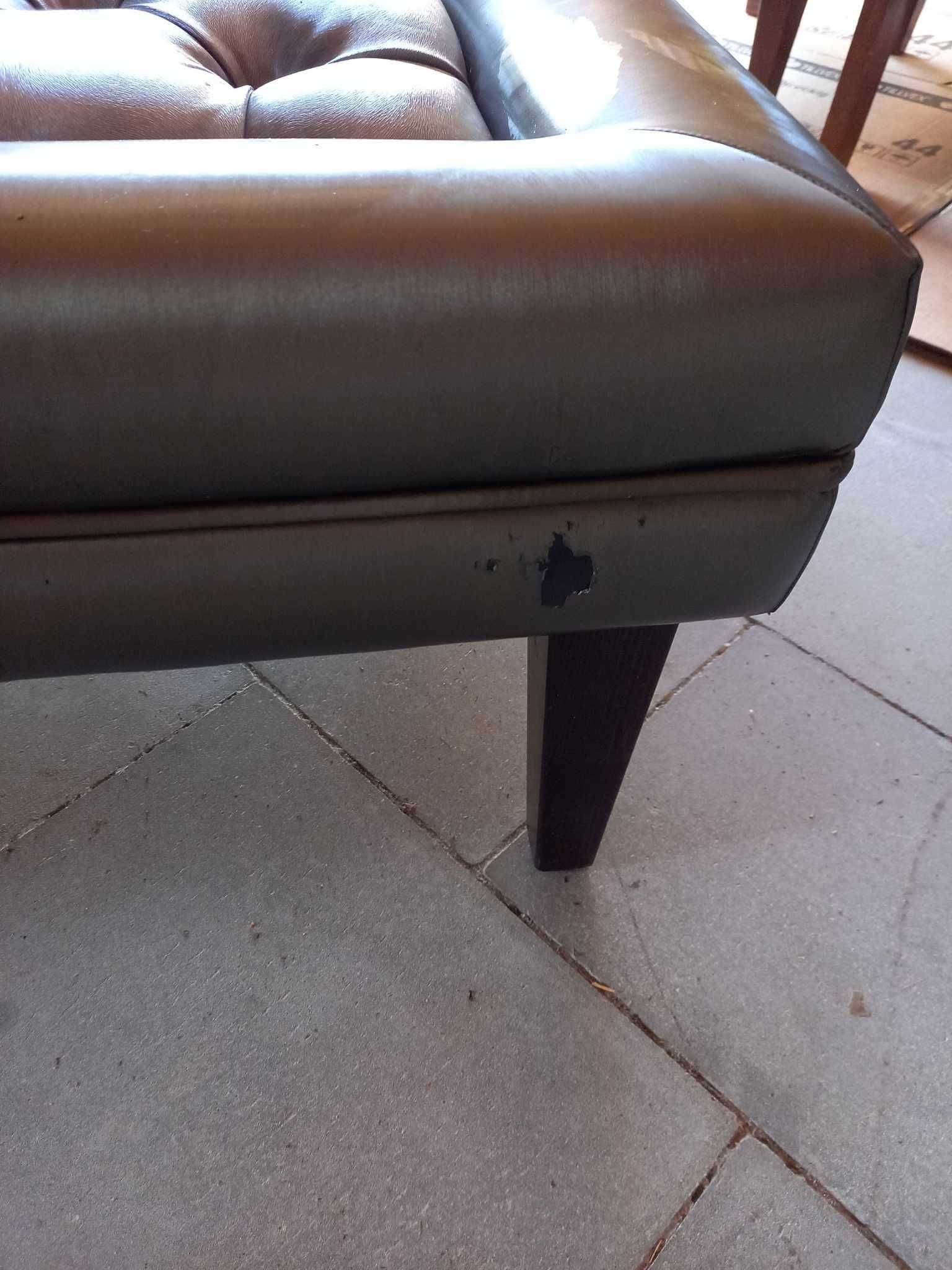Mesa de salão em madeira e estofada.