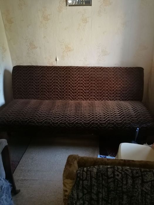 Віддам старий диван безкоштовно.