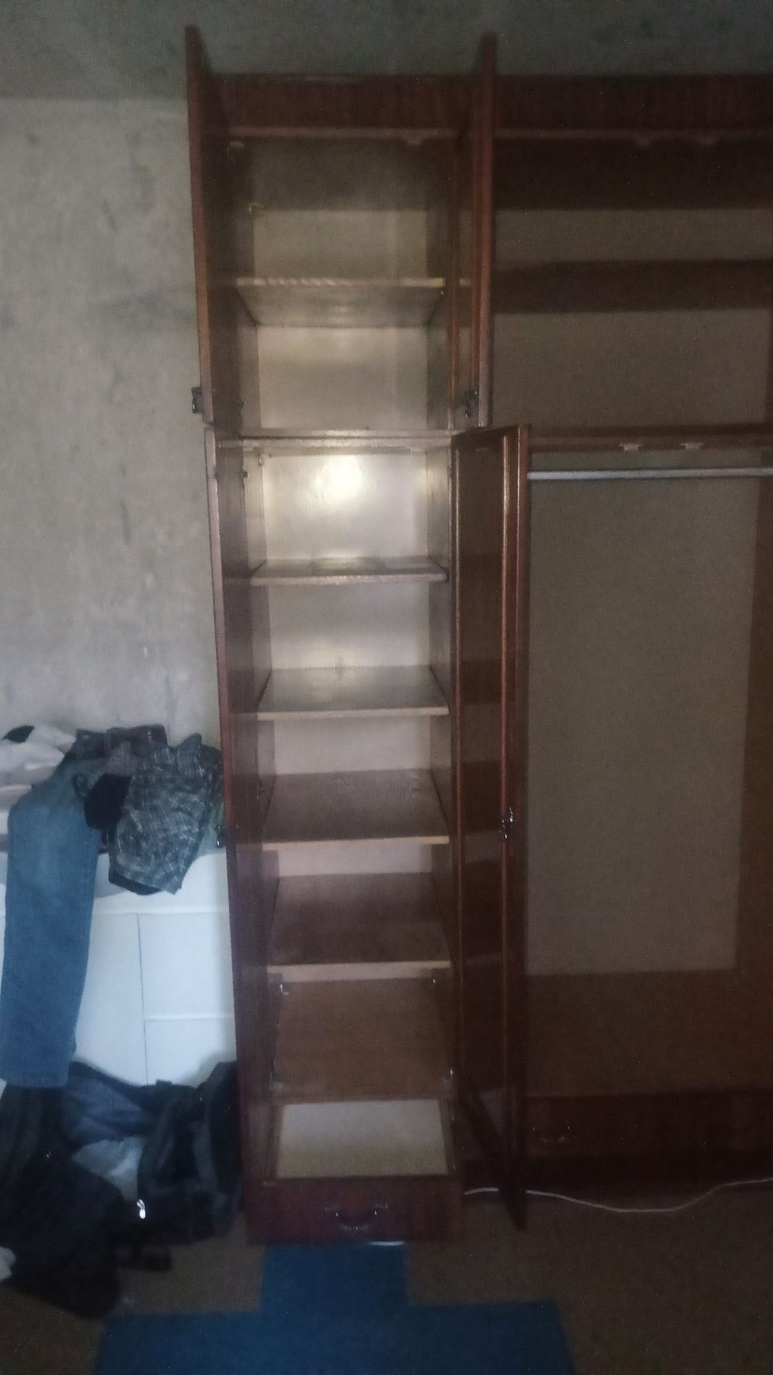 Продам шкаф лакированный СССР.