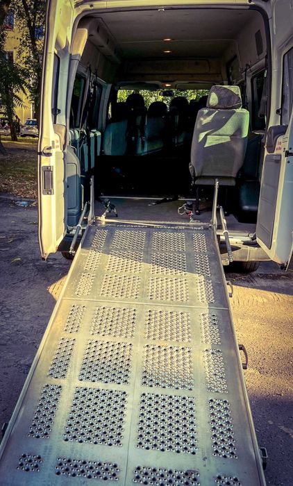 Transport do 8 osób lub 7 osób + miejsce na wózek inwalidzki