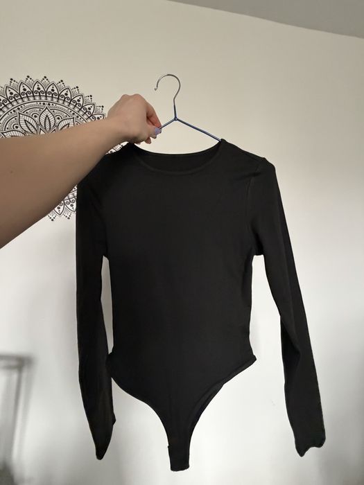 Czarne body z długim rękawem