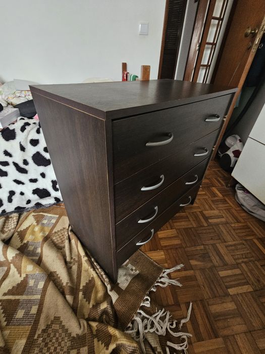 Estante castanha de madeira e cómoda  4 gavetas