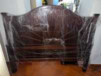 Cama de casal em madeira cerejeira