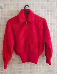 Blusão tipo bomber jacket vermelho de pêlo com gola vintage