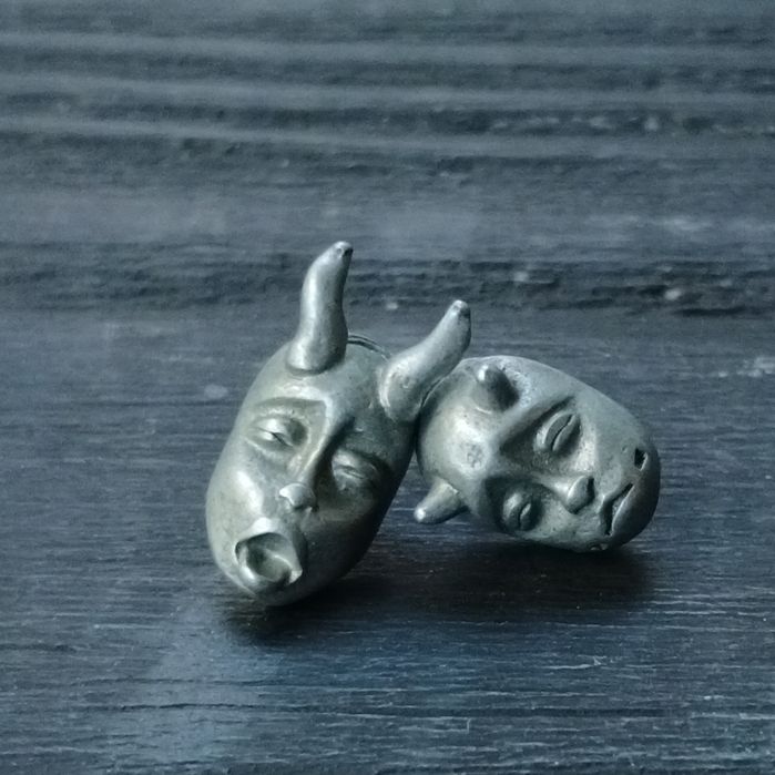 Сережки демонята