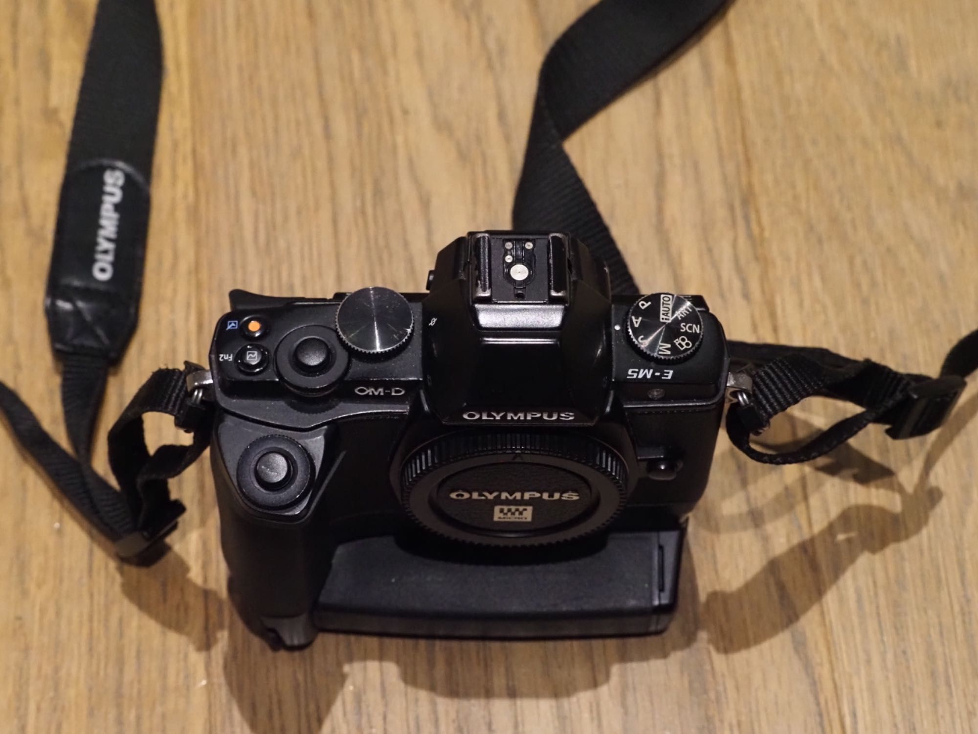 Olympus EM-5 mark I + grip HLD-6G + 4 baterie + lampa (11939 zdjęć)