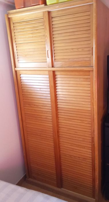 Roupeiro de madeira
