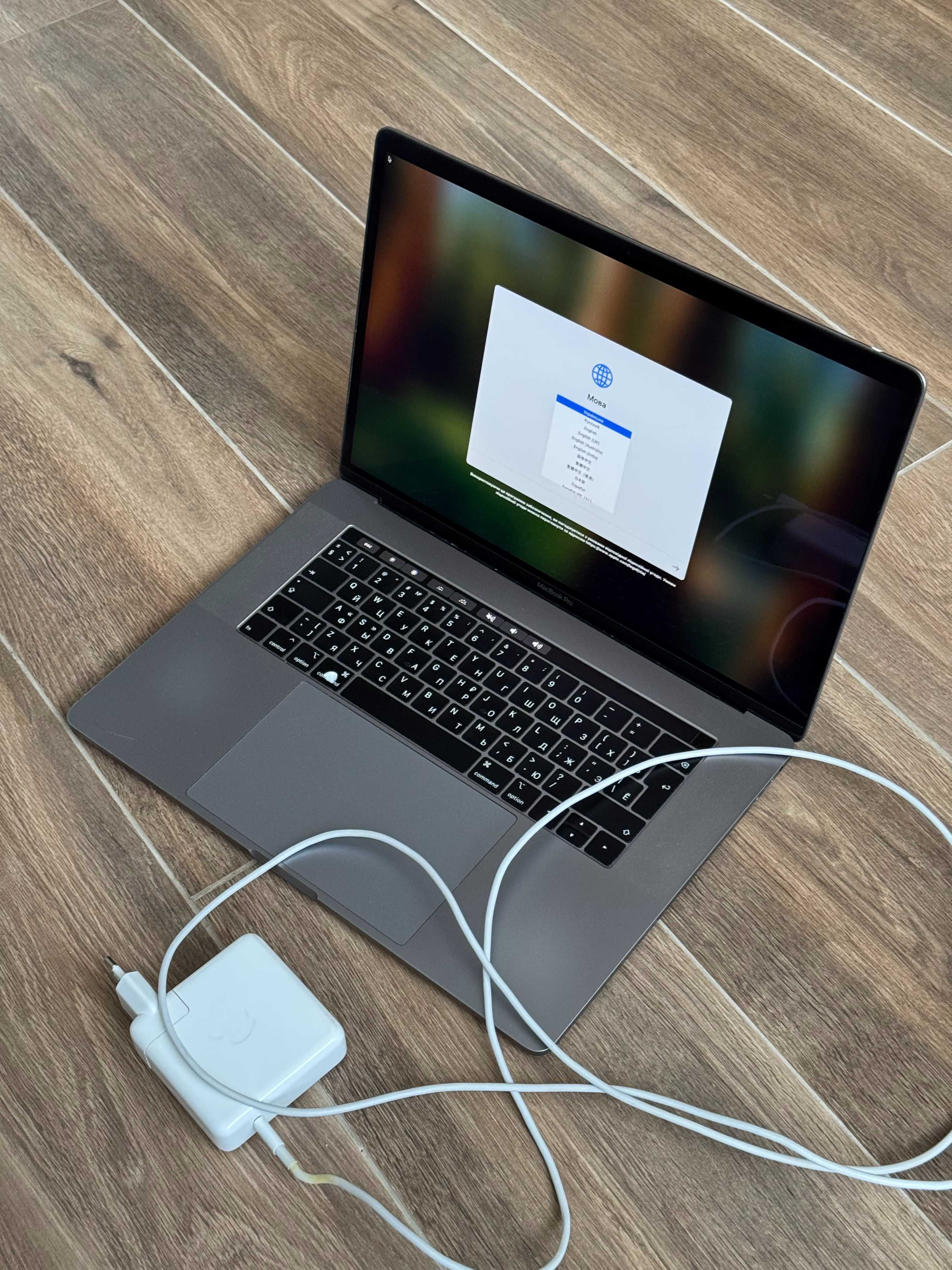 MacBook Pro 15” 2018 i7/16GB/256GB (Touch Bar)
