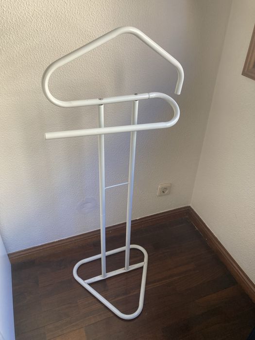 Cabide de pé alto