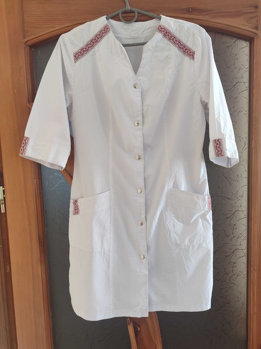 Халат медичний з вишивкою.