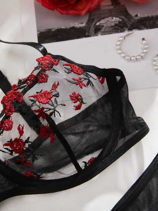 Комплект нижнего белья бюстгальтер трусики кружево стринги вышивка