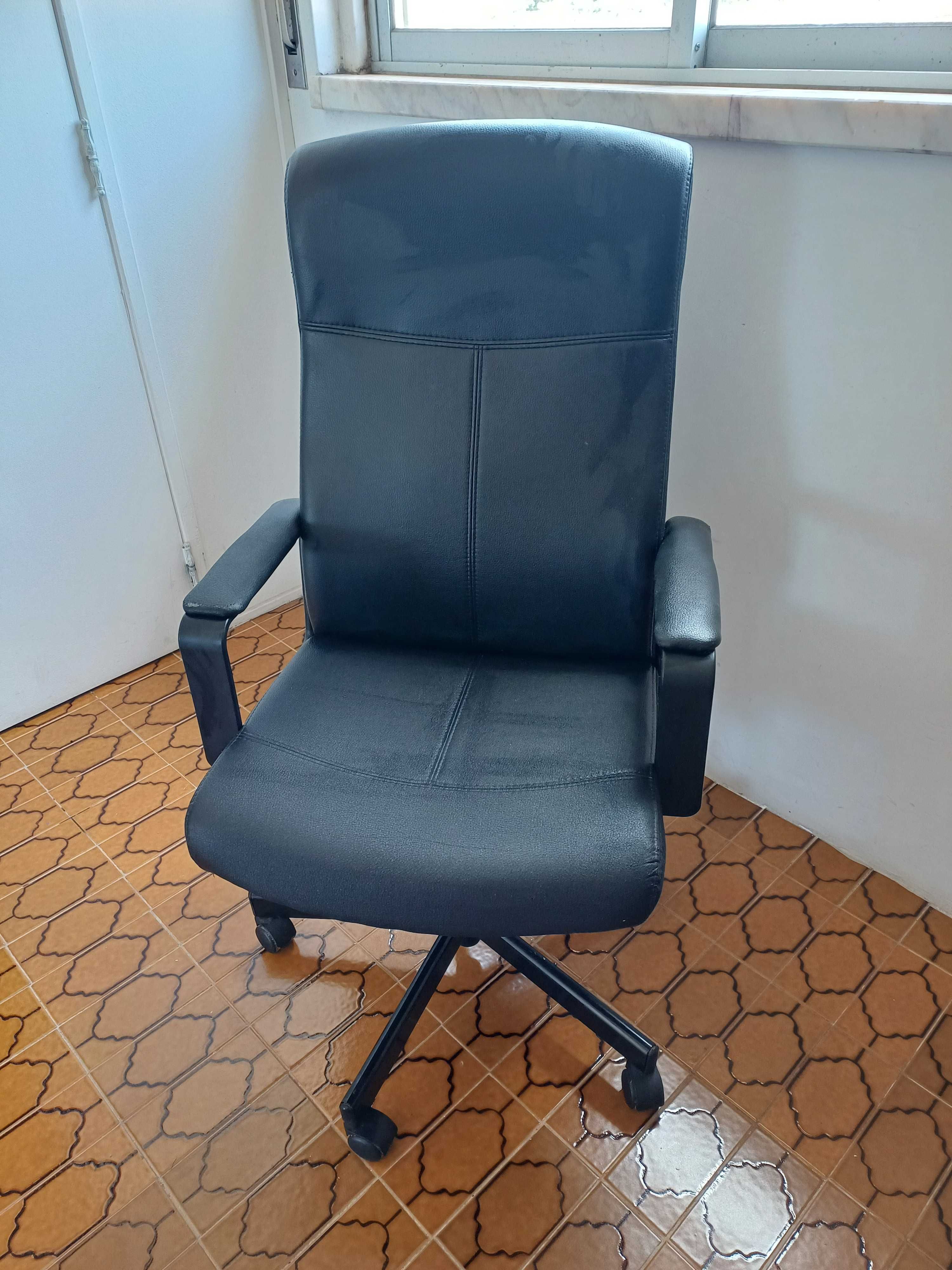 Cadeira de escritório giratória; preta; MILLBERGET