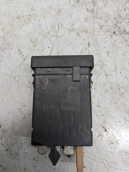 VW Passat B5 Przełącznik Włącznik Podgrzewania Foteli Siedzeń