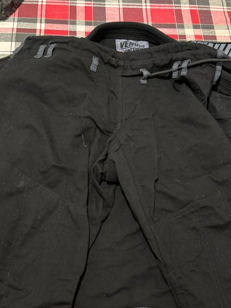 Kimono Venum A4 Preto – Usado 1x