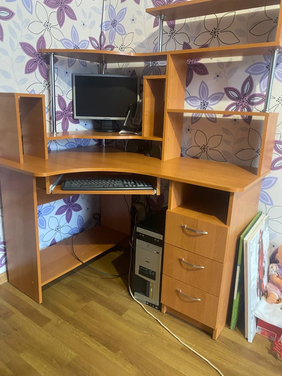 Продам комп'ютерний стіл