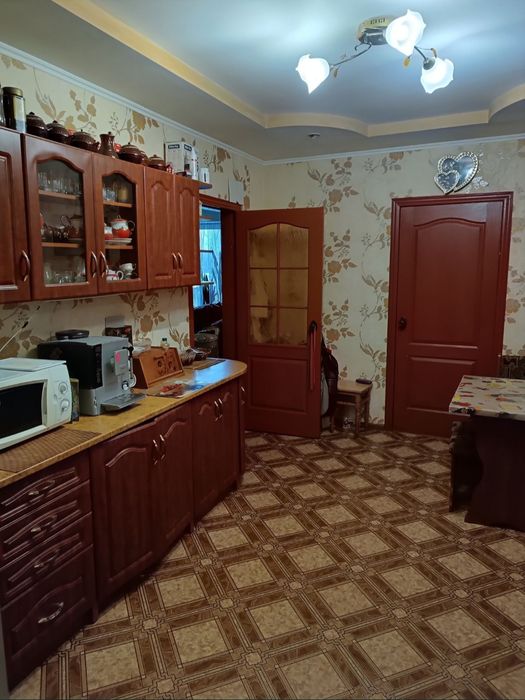 Продаж окремо стоячого будинку зі зручностями і ремонтом .