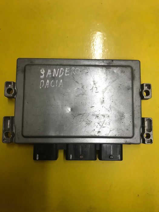 Блок управління двигуном Dacia Sandero 82011117953