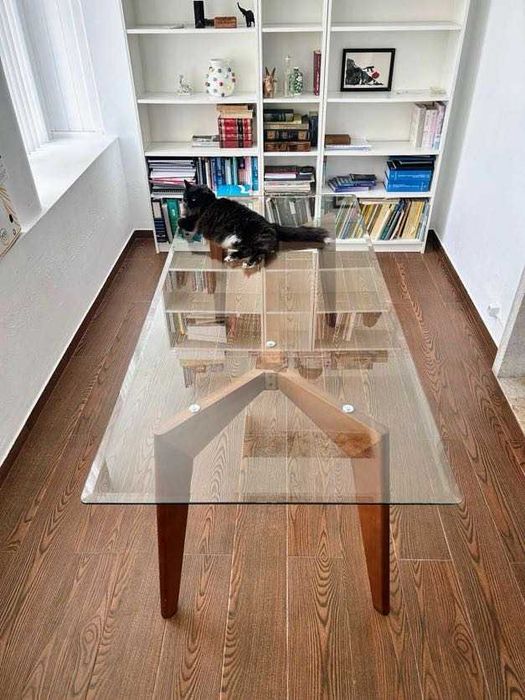 Mesa com tampo de vidro e pés de madeira maciça - AM.PM